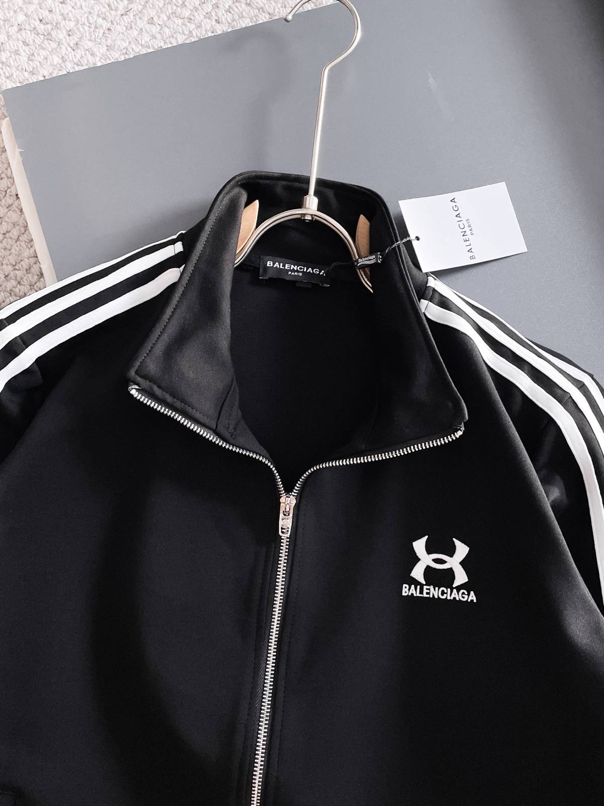 BALENCIAGA バレンシアガ メンズ セットアップ ジップアップパーカー ロゴワッペン サイドライン スポーツウェア ブラック - 画像 7
