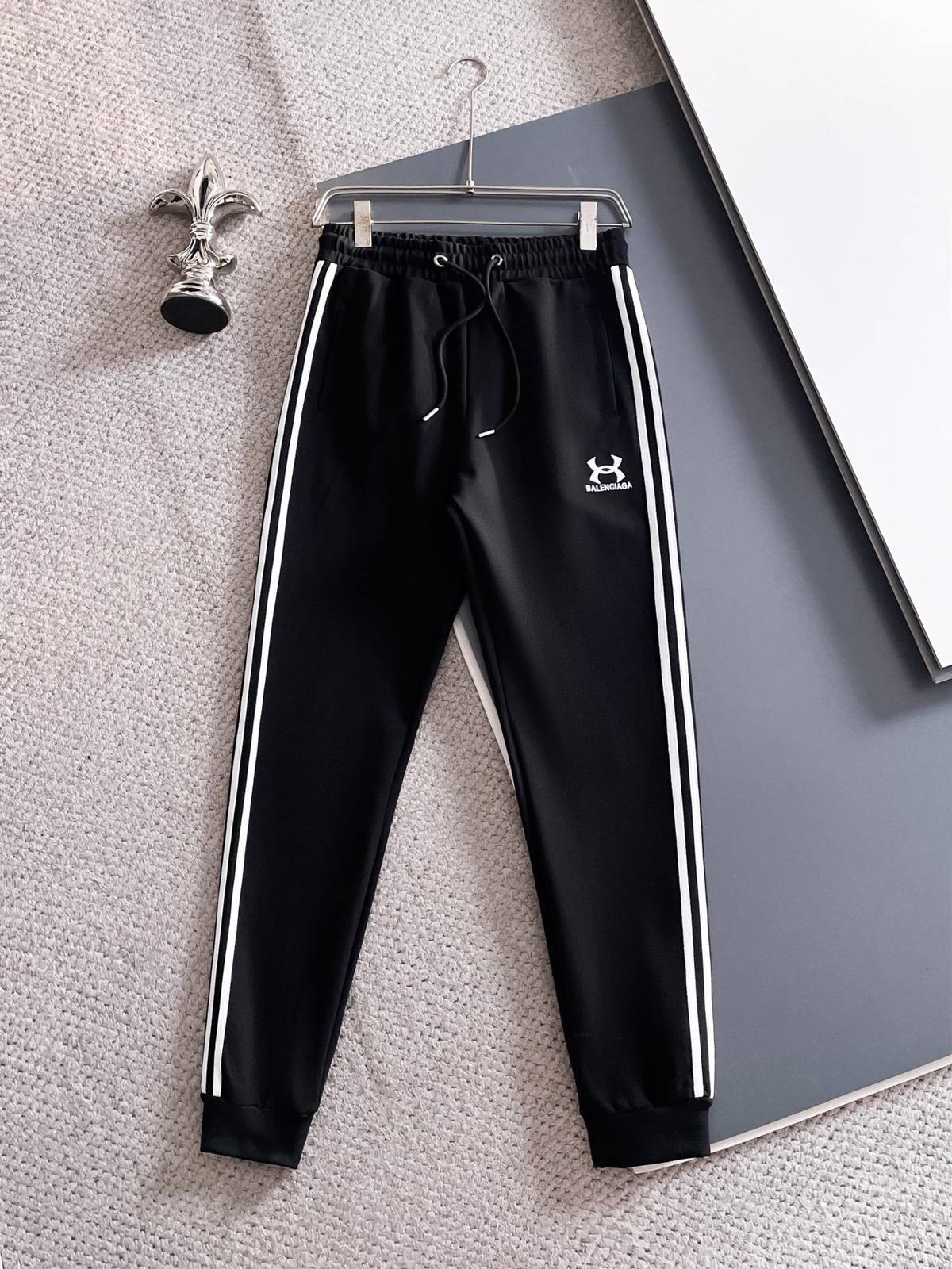 BALENCIAGA バレンシアガ メンズ セットアップ ジップアップパーカー ロゴワッペン サイドライン スポーツウェア ブラック - 画像 9