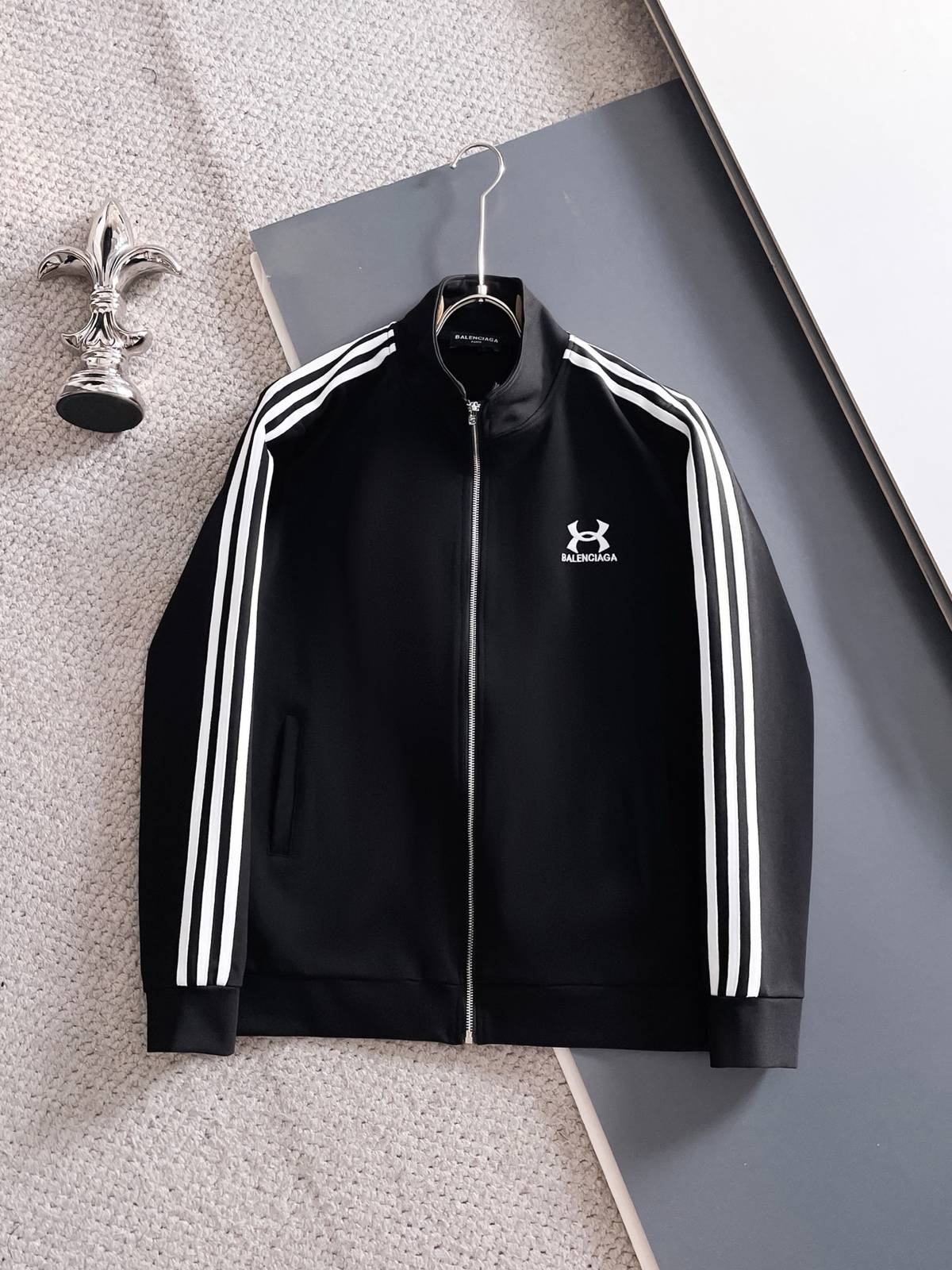 BALENCIAGA バレンシアガ メンズ セットアップ ジップアップパーカー ロゴワッペン サイドライン スポーツウェア ブラック - 画像 10