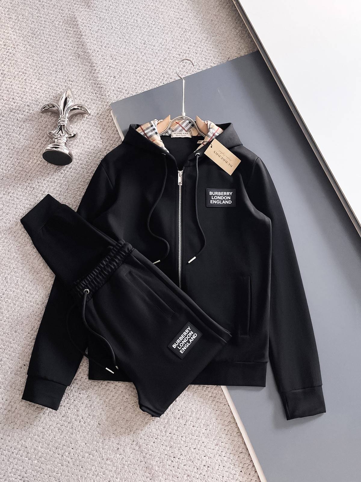 BURBERRY バーバリー メンズ セットアップ ジップパーカー ロゴワッペン ブラック
