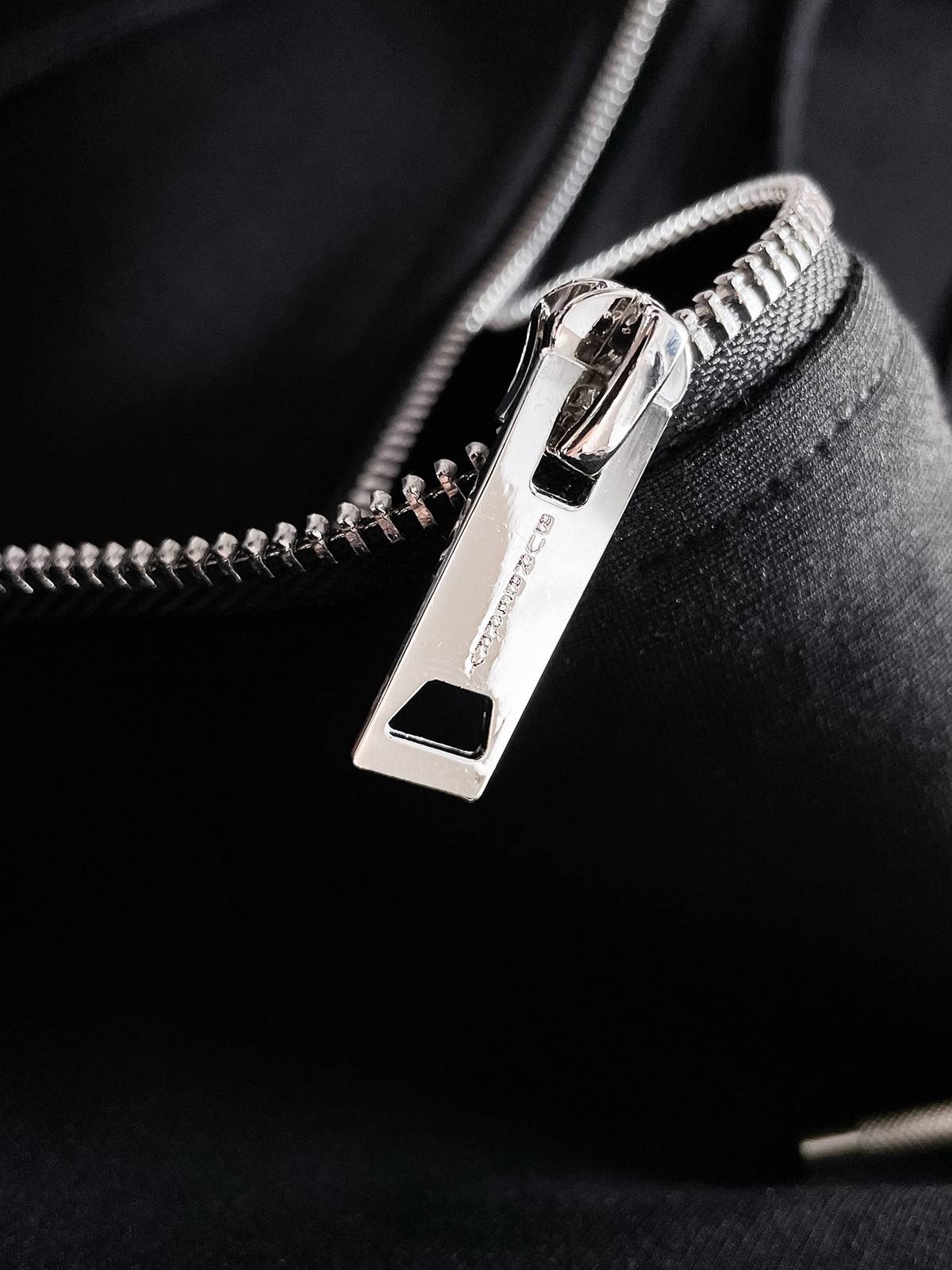 BURBERRY バーバリー メンズ セットアップ ジップパーカー ロゴワッペン ブラック - 画像 2