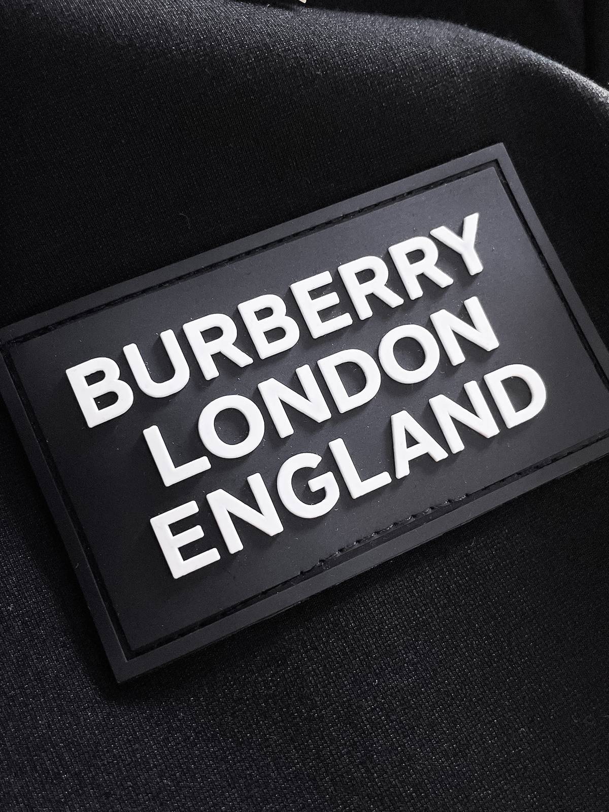 BURBERRY バーバリー メンズ セットアップ ジップパーカー ロゴワッペン ブラック - 画像 3