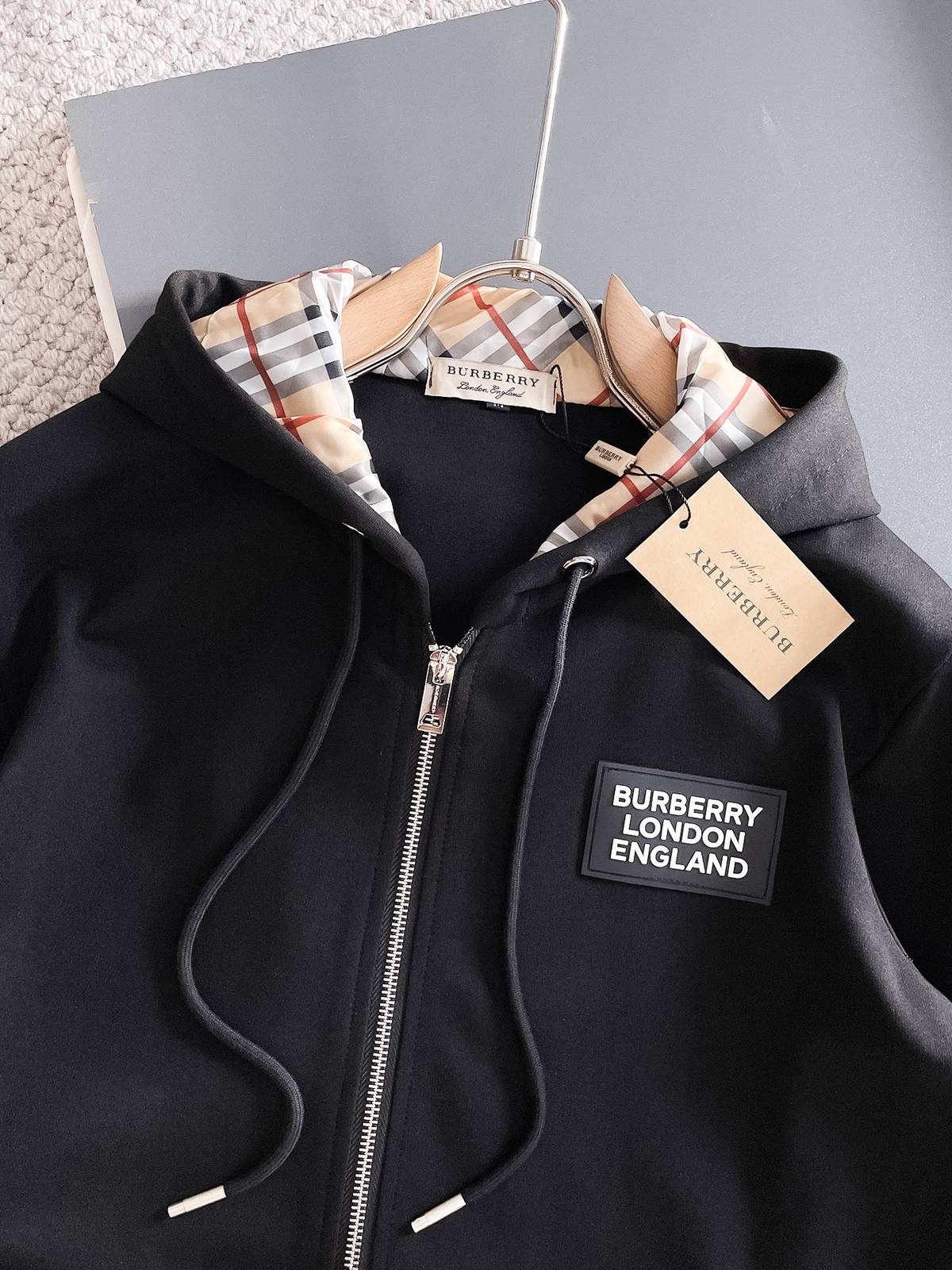 BURBERRY バーバリー メンズ セットアップ ジップパーカー ロゴワッペン ブラック - 画像 4