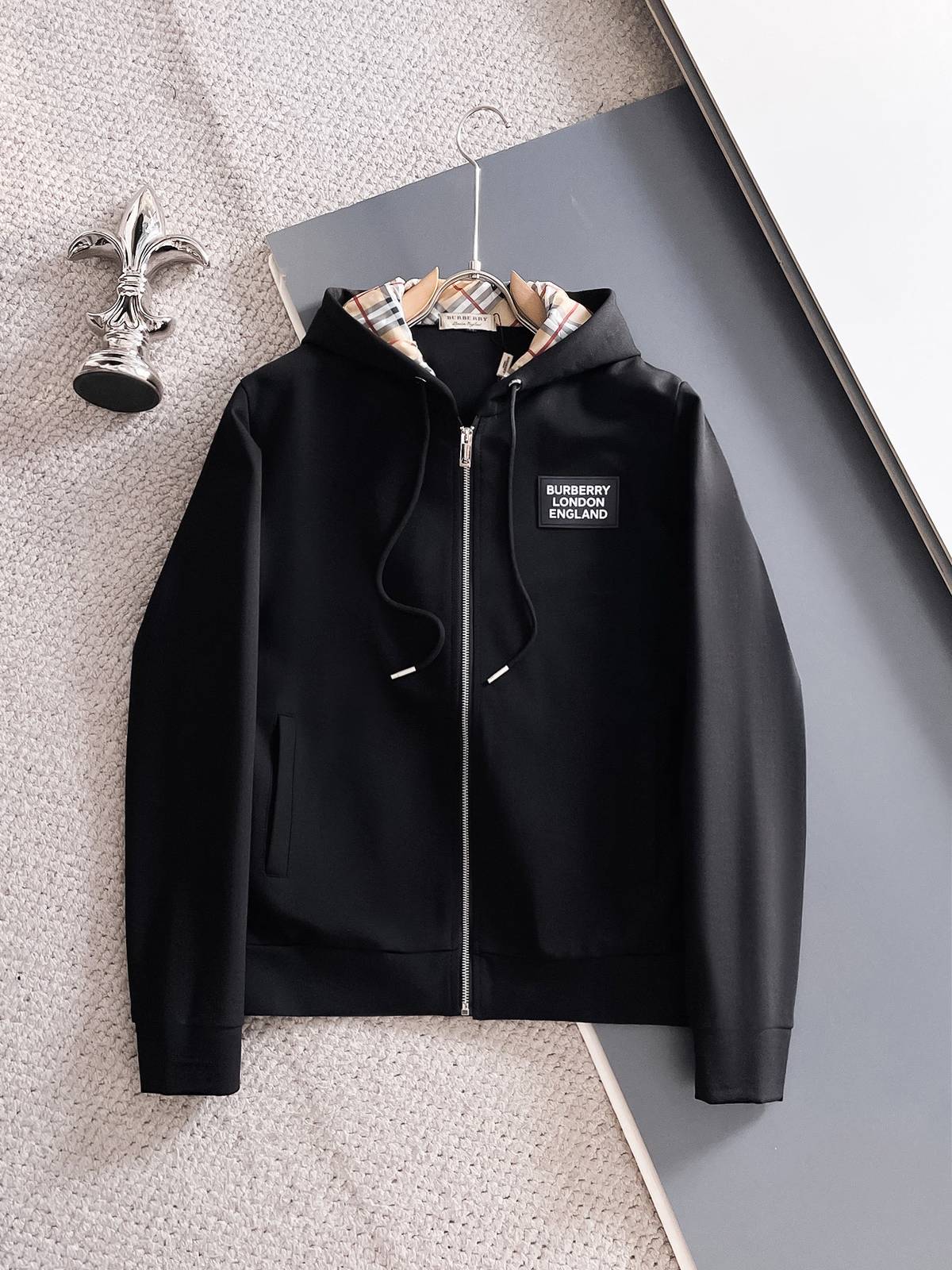 BURBERRY バーバリー メンズ セットアップ ジップパーカー ロゴワッペン ブラック - 画像 9