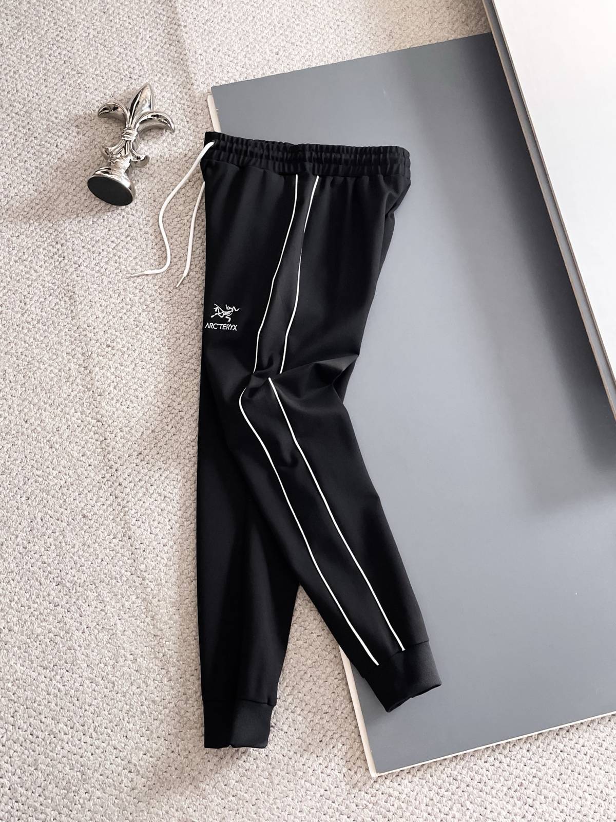 ARCTERYX アークテリクス メンズ セットアップ ジップアップパーカー ロゴ刺繍 ロゴテープ スウェットセットアップ メンズ ブラック - 画像 3