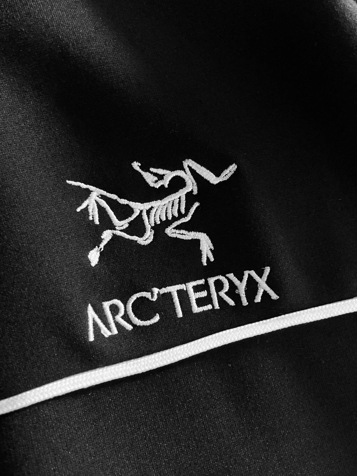 ARCTERYX アークテリクス メンズ セットアップ ジップアップパーカー ロゴ刺繍 ロゴテープ スウェットセットアップ メンズ ブラック - 画像 4