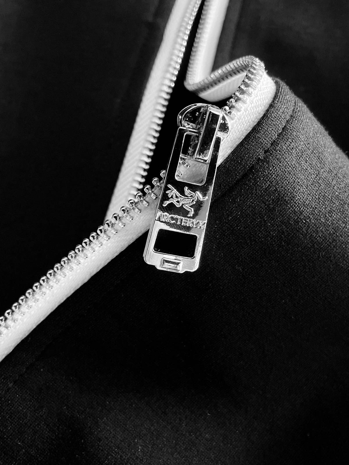ARCTERYX アークテリクス メンズ セットアップ ジップアップパーカー ロゴ刺繍 ロゴテープ スウェットセットアップ メンズ ブラック - 画像 5