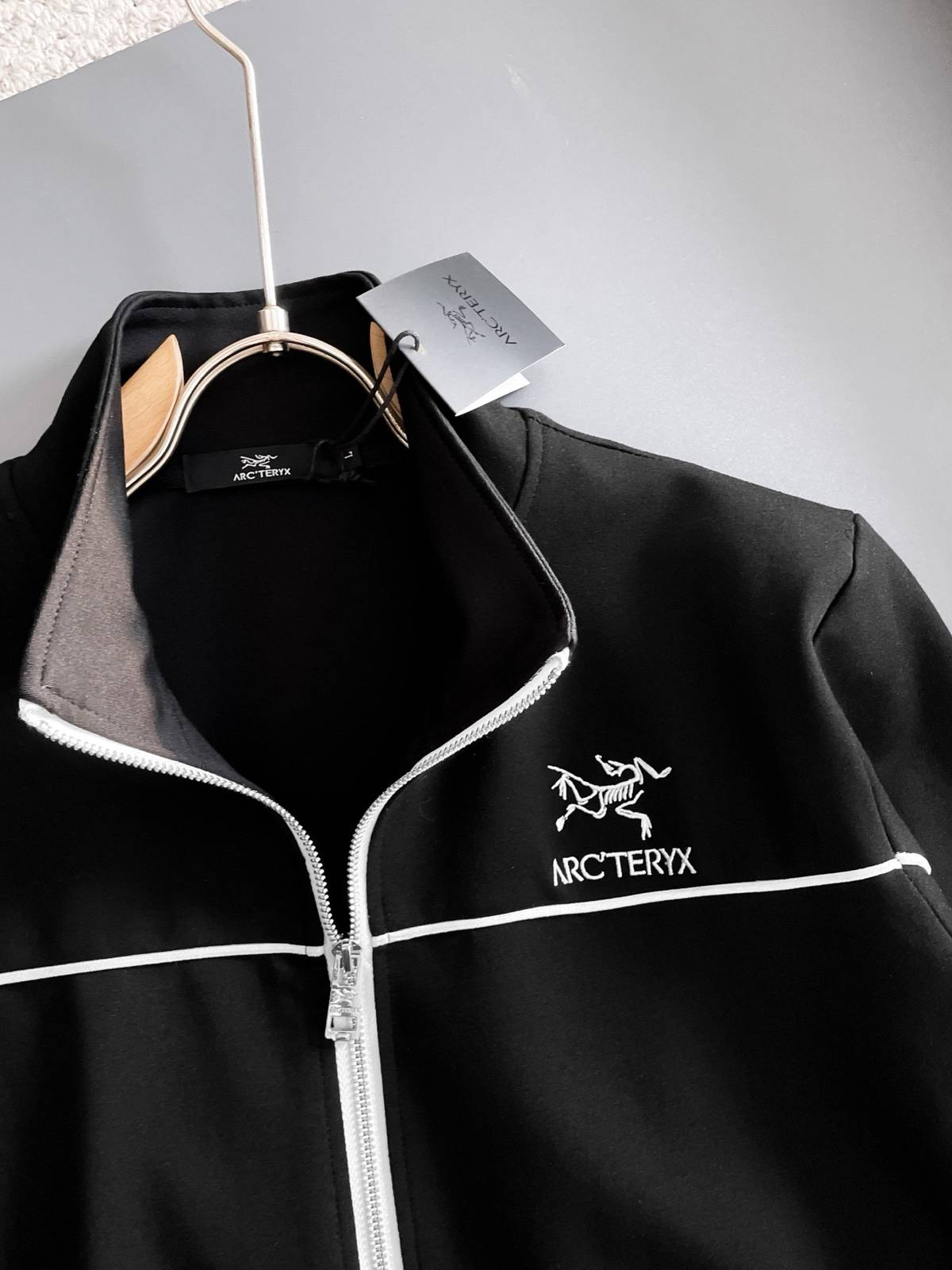 ARCTERYX アークテリクス メンズ セットアップ ジップアップパーカー ロゴ刺繍 ロゴテープ スウェットセットアップ メンズ ブラック - 画像 6