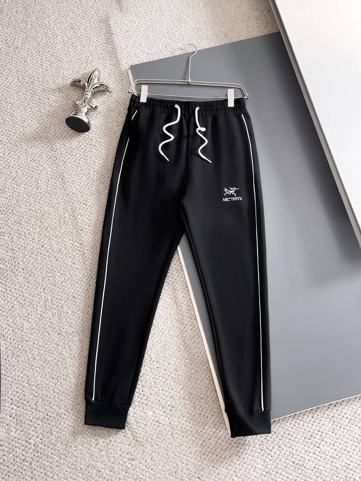 ARCTERYX アークテリクス メンズ セットアップ ジップアップパーカー ロゴ刺繍 ロゴテープ スウェットセットアップ メンズ ブラック - 画像 8