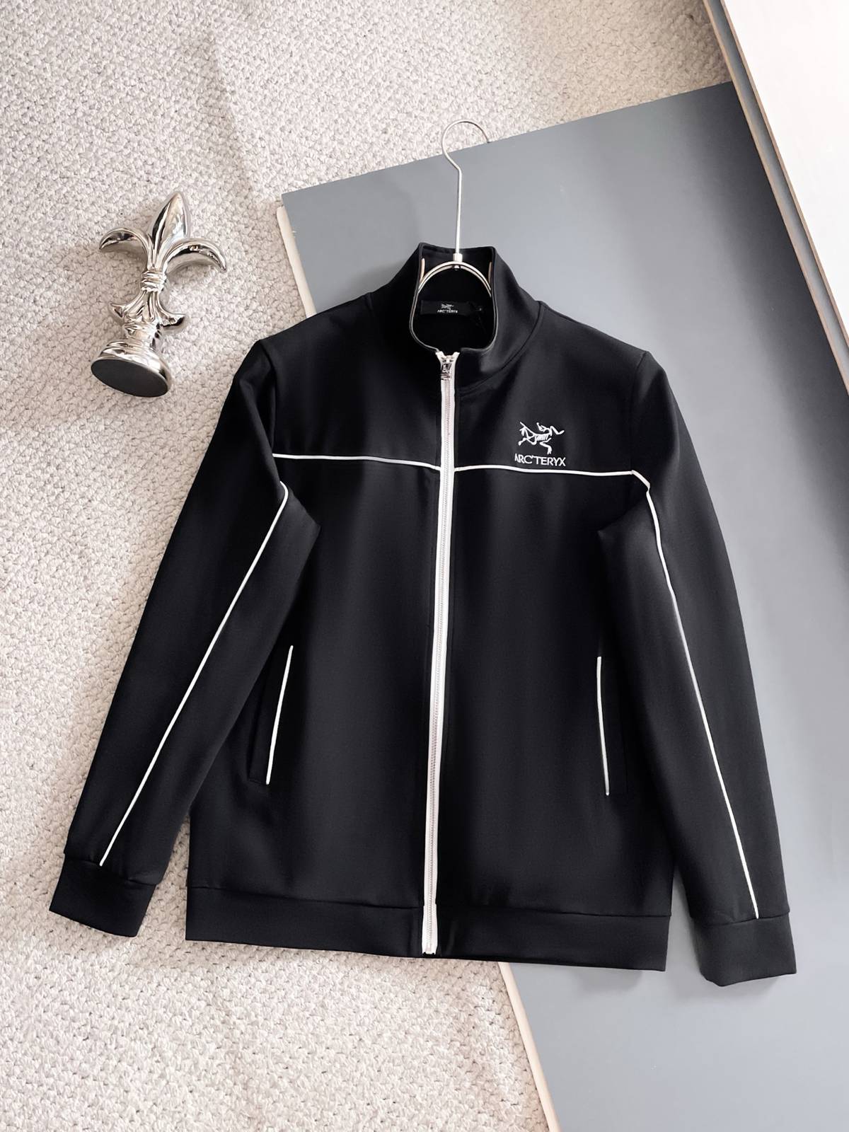 ARCTERYX アークテリクス メンズ セットアップ ジップアップパーカー ロゴ刺繍 ロゴテープ スウェットセットアップ メンズ ブラック - 画像 9