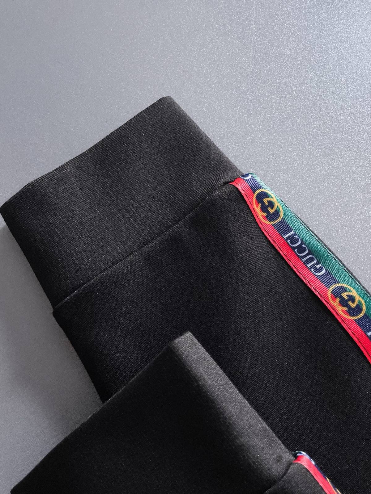 GUCCI グッチ メンズ セットアップ ジップアップパーカー ロゴテープ バイカラー スポーツウェア 秋冬 ブラック - 画像 3