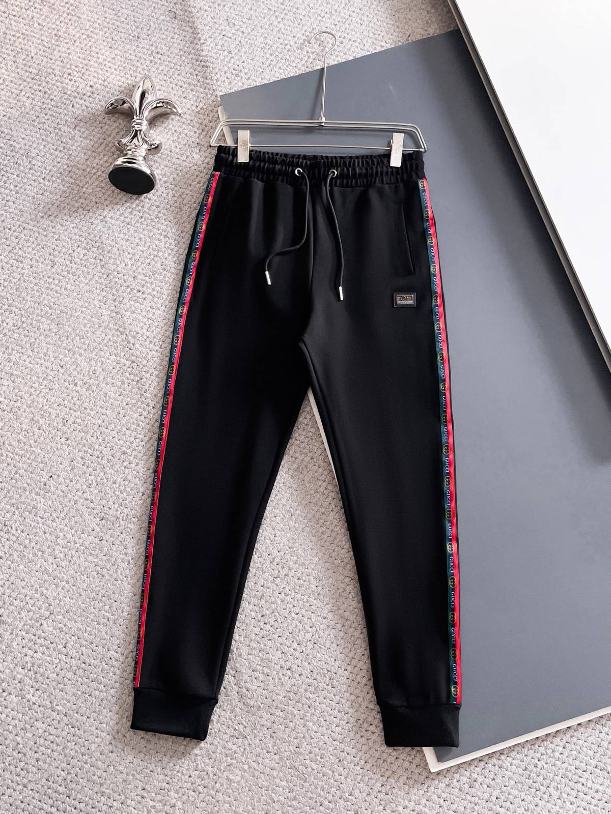 GUCCI グッチ メンズ セットアップ ジップアップパーカー ロゴテープ バイカラー スポーツウェア 秋冬 ブラック - 画像 10