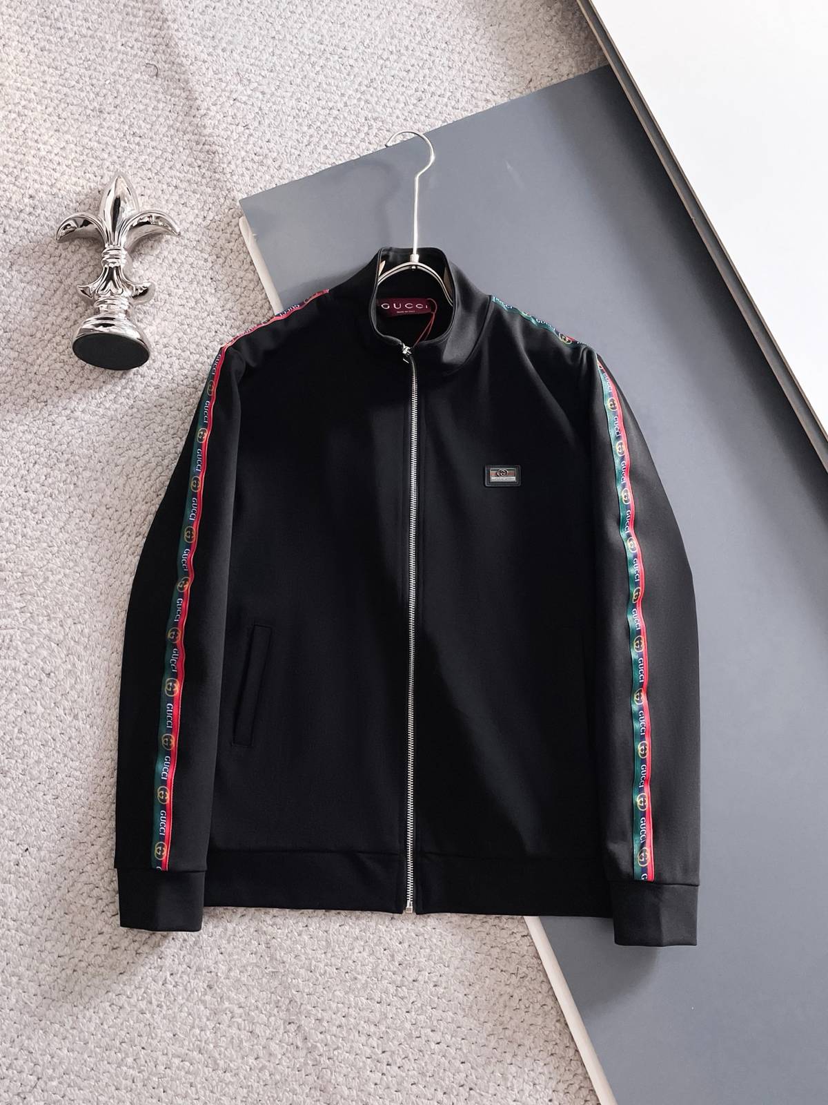 GUCCI グッチ メンズ セットアップ ジップアップパーカー ロゴテープ バイカラー スポーツウェア 秋冬 ブラック - 画像 11