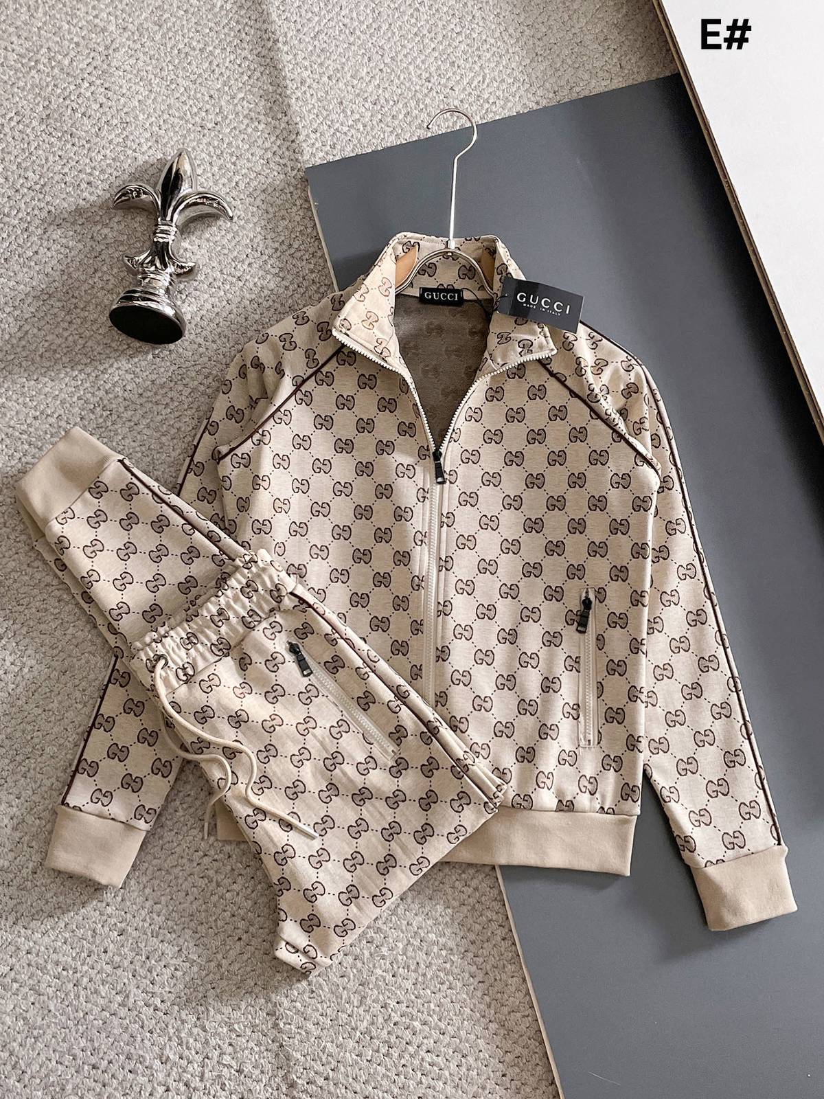GUCCI グッチ メンズ セットアップ ジップアップパーカー ロゴワッペン ロゴテープ スウェットセットアップ ラグジュアリー 秋冬 ベージュ
