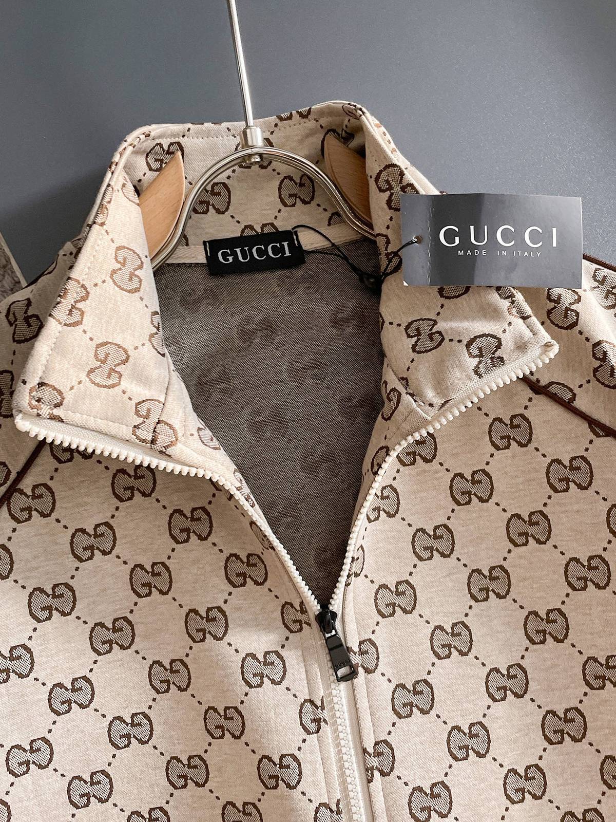 GUCCI グッチ メンズ セットアップ ジップアップパーカー ロゴワッペン ロゴテープ スウェットセットアップ ラグジュアリー 秋冬 ベージュ - 画像 3