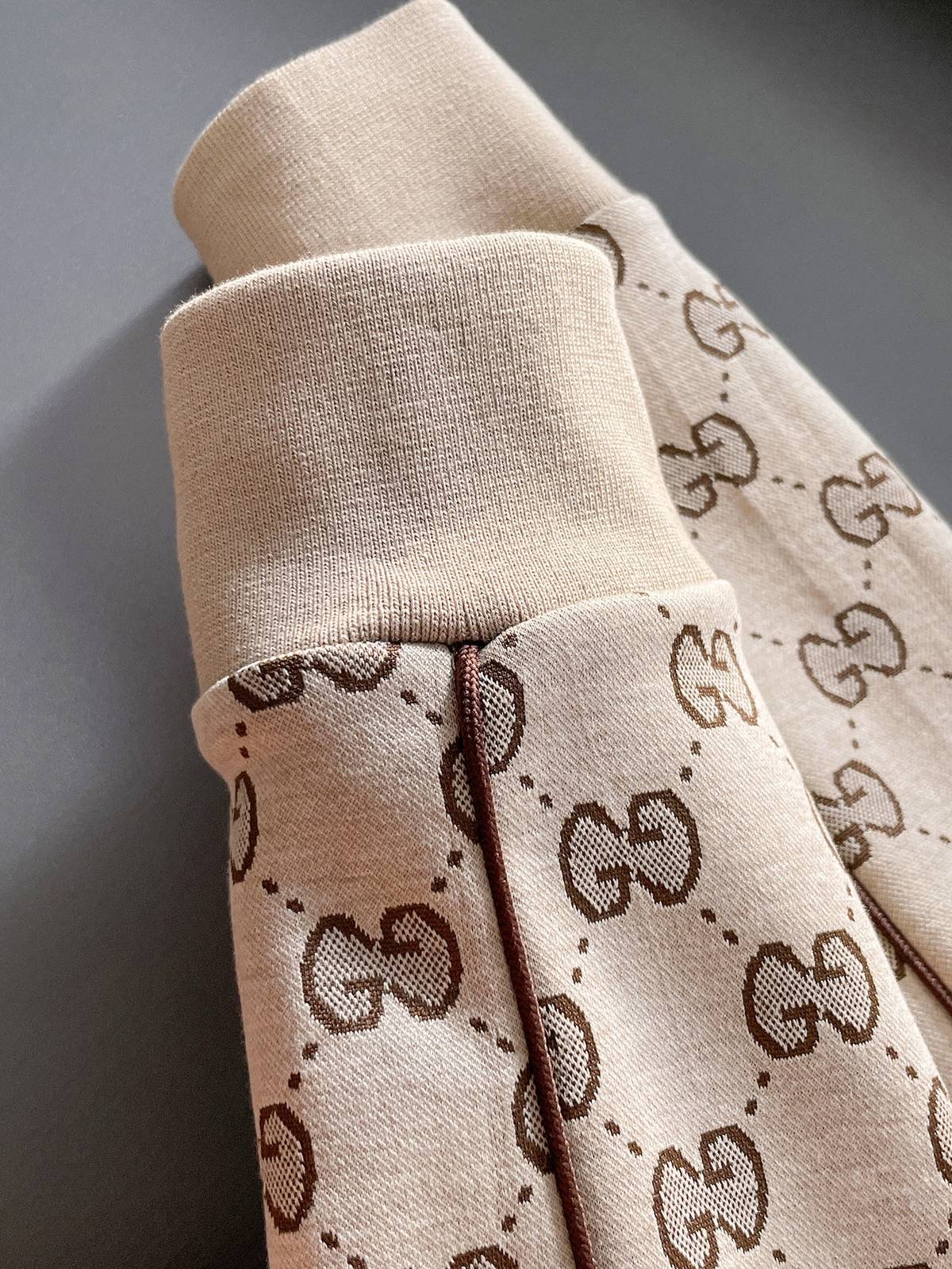 GUCCI グッチ メンズ セットアップ ジップアップパーカー ロゴワッペン ロゴテープ スウェットセットアップ ラグジュアリー 秋冬 ベージュ - 画像 4
