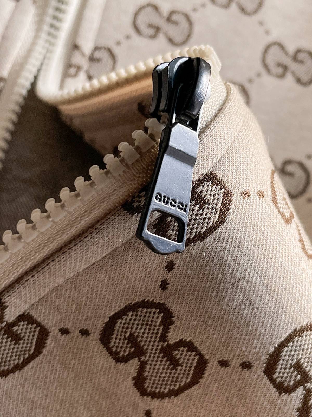 GUCCI グッチ メンズ セットアップ ジップアップパーカー ロゴワッペン ロゴテープ スウェットセットアップ ラグジュアリー 秋冬 ベージュ - 画像 5