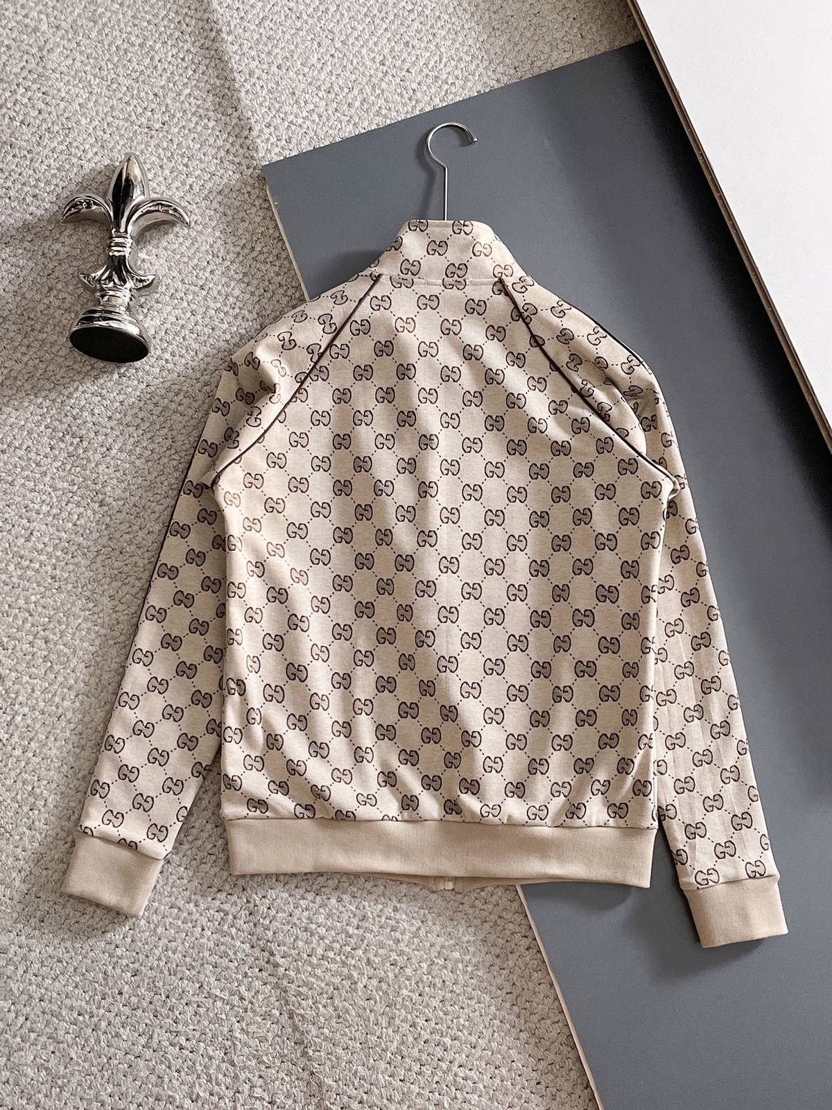 GUCCI グッチ メンズ セットアップ ジップアップパーカー ロゴワッペン ロゴテープ スウェットセットアップ ラグジュアリー 秋冬 ベージュ - 画像 6