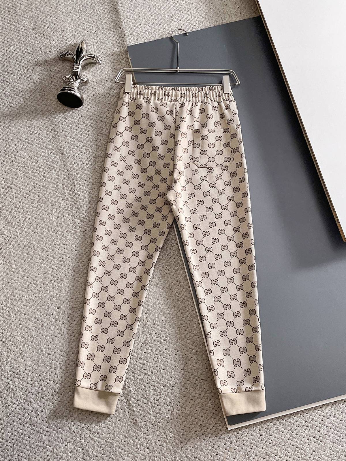 GUCCI グッチ メンズ セットアップ ジップアップパーカー ロゴワッペン ロゴテープ スウェットセットアップ ラグジュアリー 秋冬 ベージュ - 画像 7