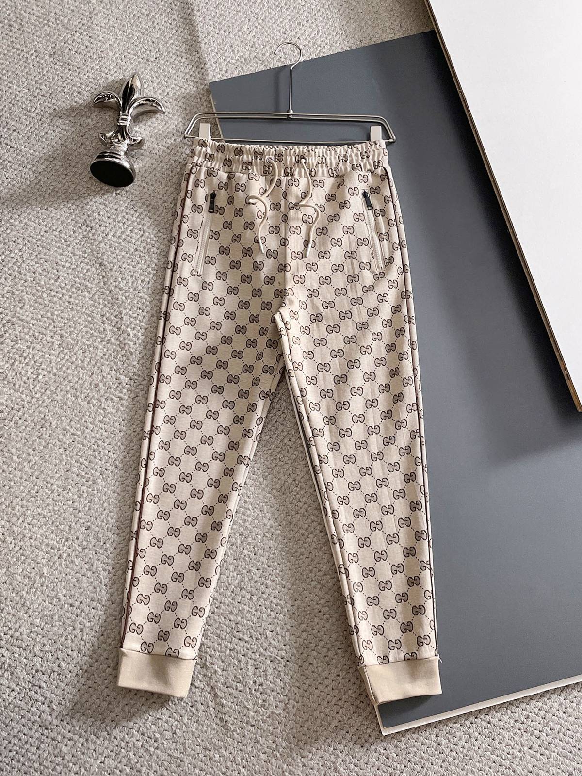 GUCCI グッチ メンズ セットアップ ジップアップパーカー ロゴワッペン ロゴテープ スウェットセットアップ ラグジュアリー 秋冬 ベージュ - 画像 8