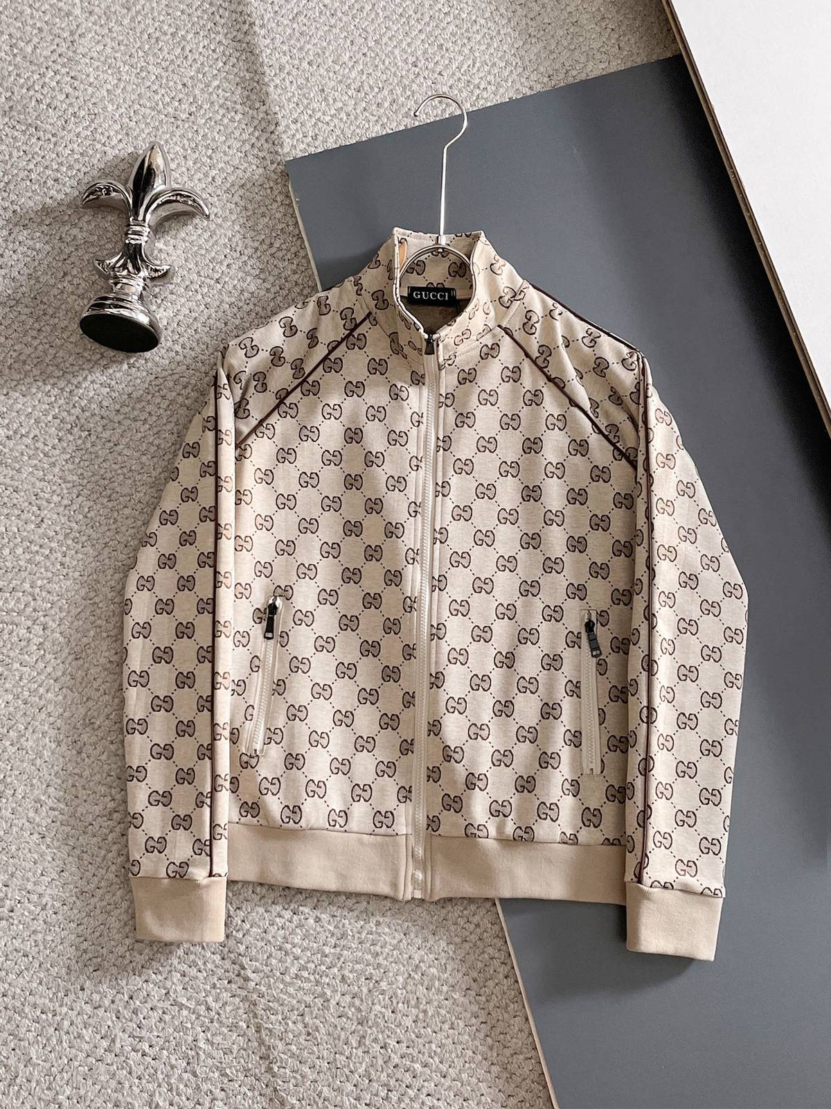 GUCCI グッチ メンズ セットアップ ジップアップパーカー ロゴワッペン ロゴテープ スウェットセットアップ ラグジュアリー 秋冬 ベージュ - 画像 9