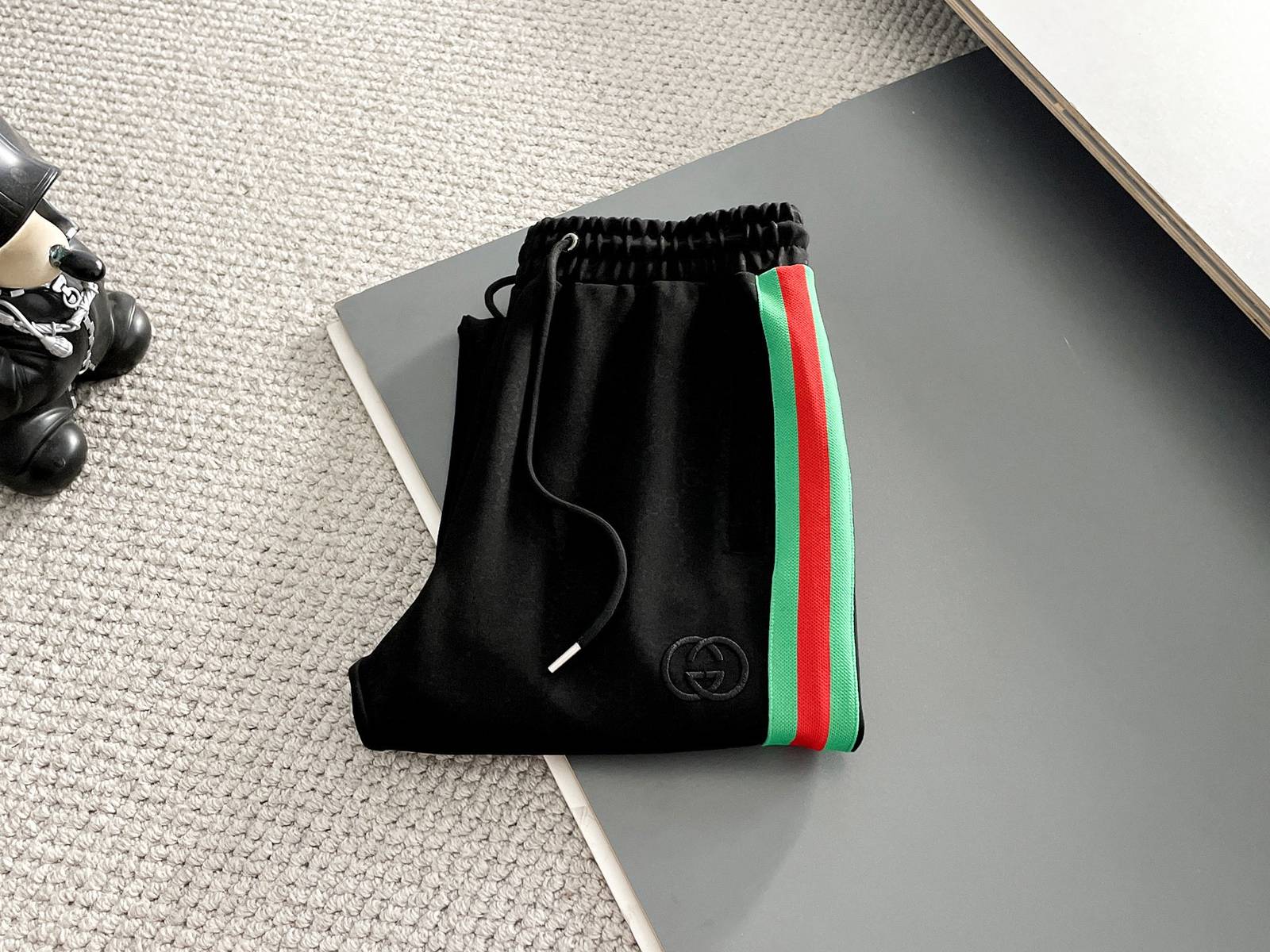 GUCCI グッチ メンズ セットアップ ジップアップパーカー ロゴワッペン サイドライン スポーツウェア 秋冬 ブラック - 画像 2