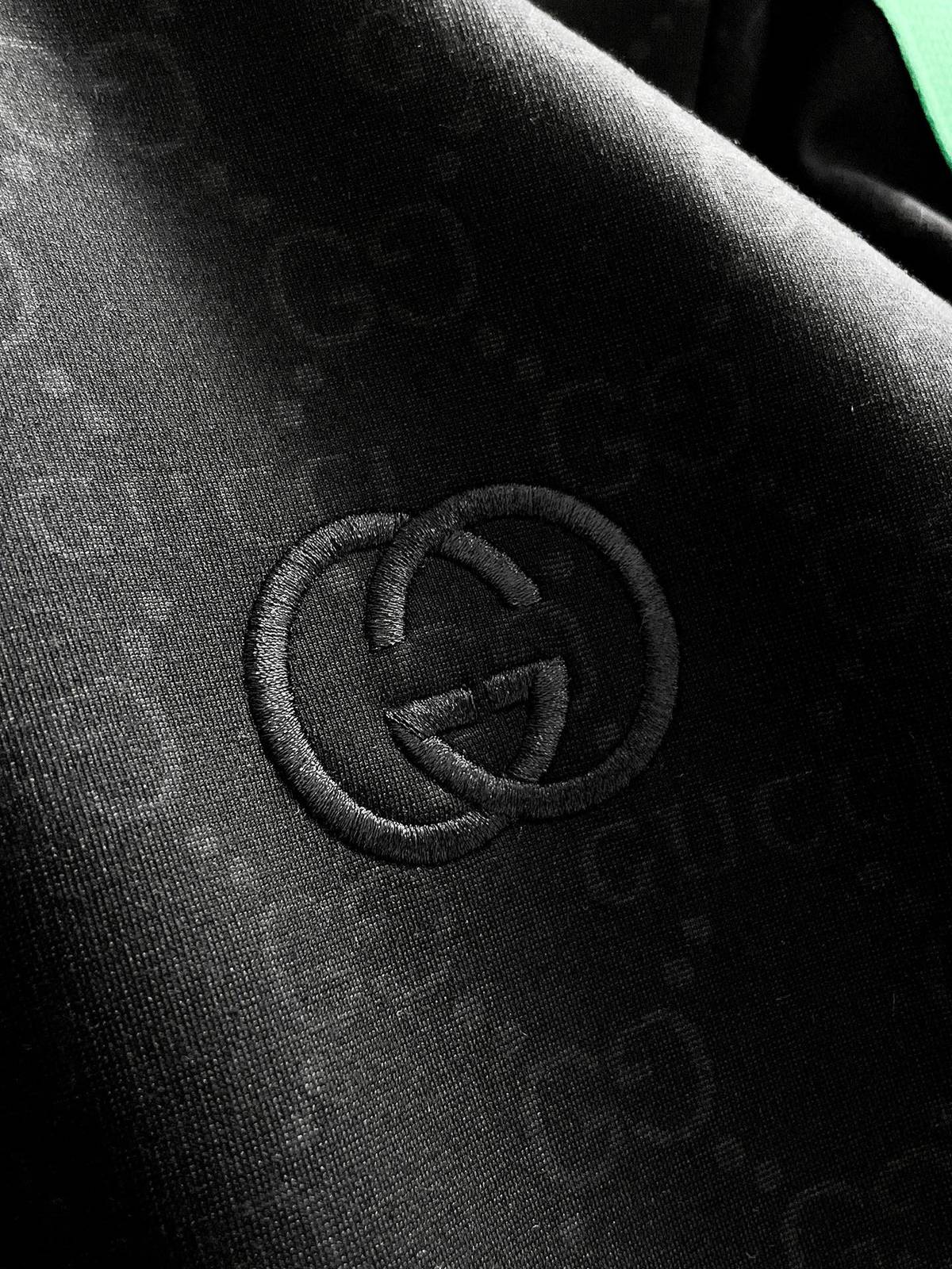 GUCCI グッチ メンズ セットアップ ジップアップパーカー ロゴワッペン サイドライン スポーツウェア 秋冬 ブラック - 画像 3