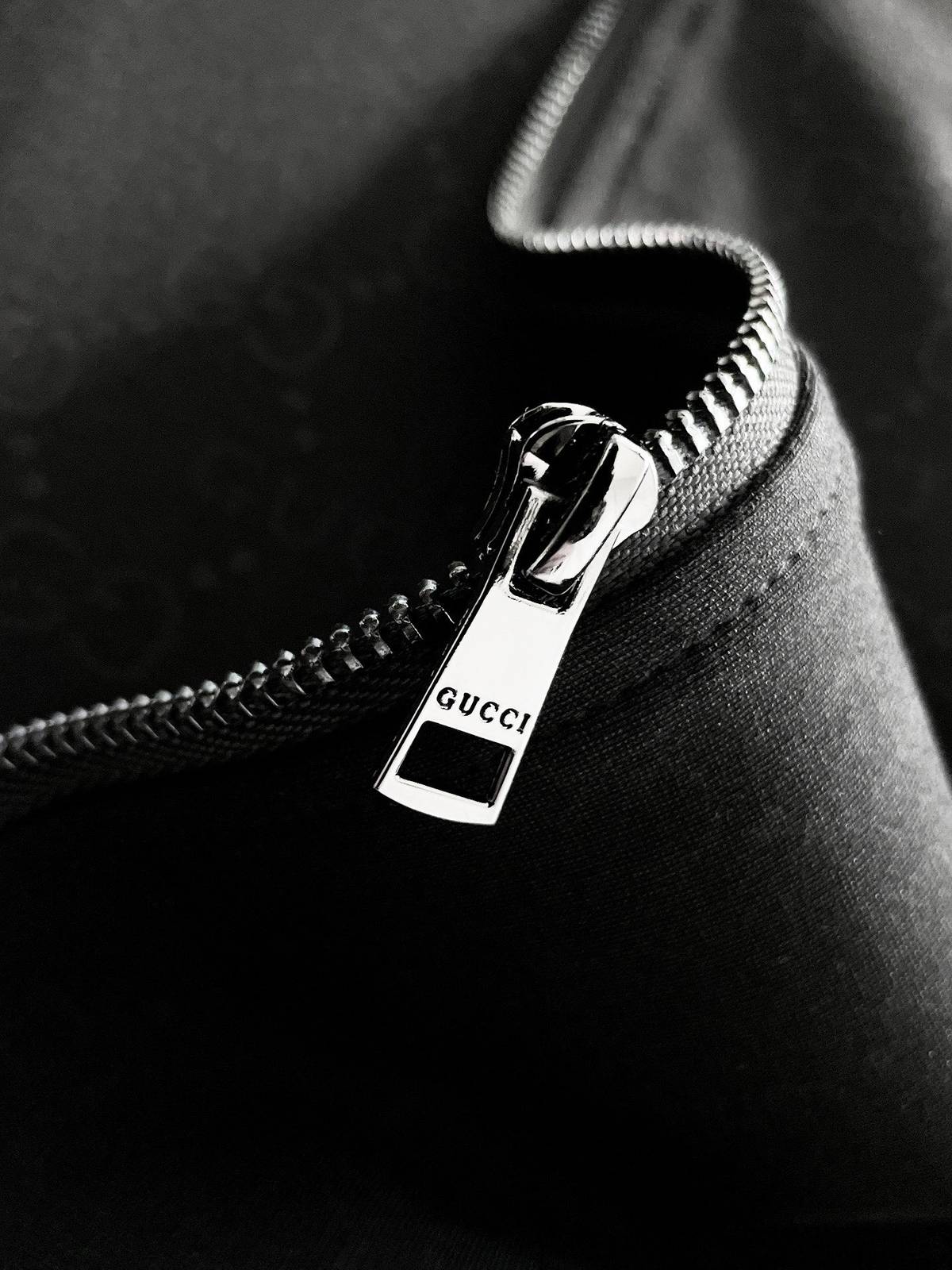 GUCCI グッチ メンズ セットアップ ジップアップパーカー ロゴワッペン サイドライン スポーツウェア 秋冬 ブラック - 画像 4