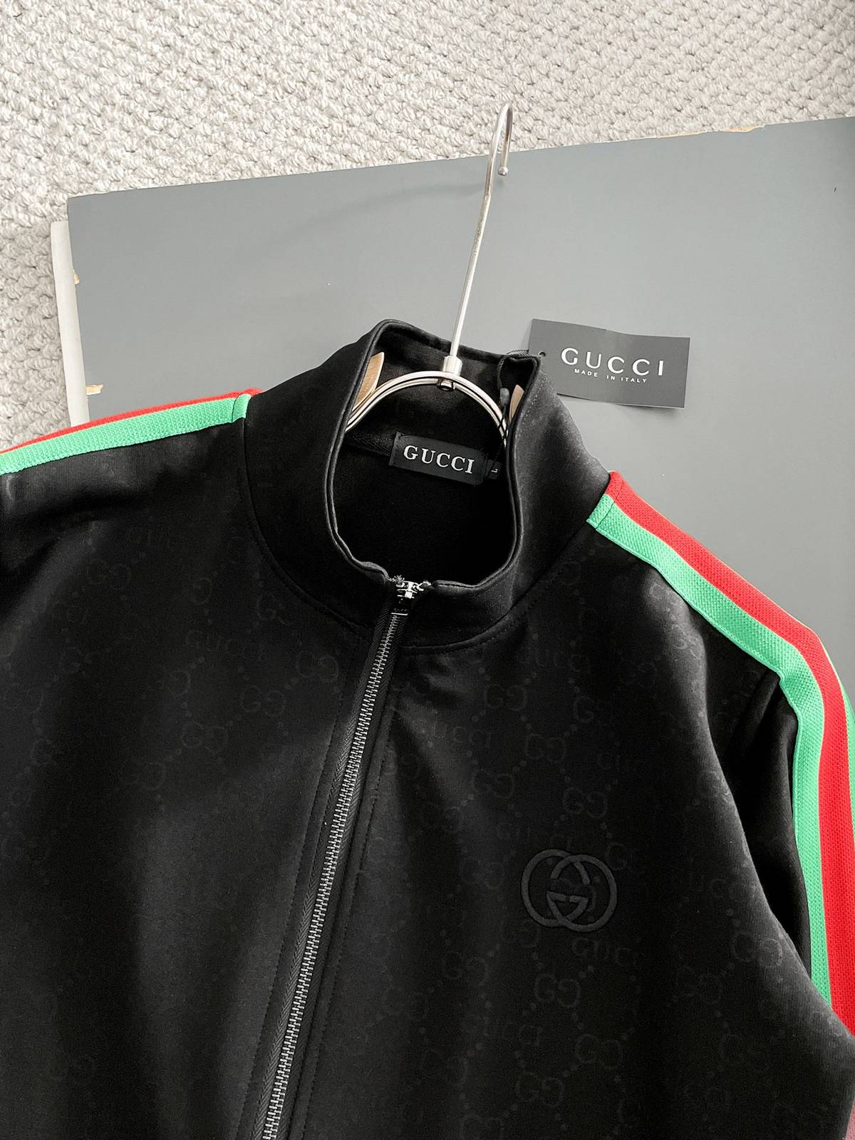 GUCCI グッチ メンズ セットアップ ジップアップパーカー ロゴワッペン サイドライン スポーツウェア 秋冬 ブラック - 画像 5