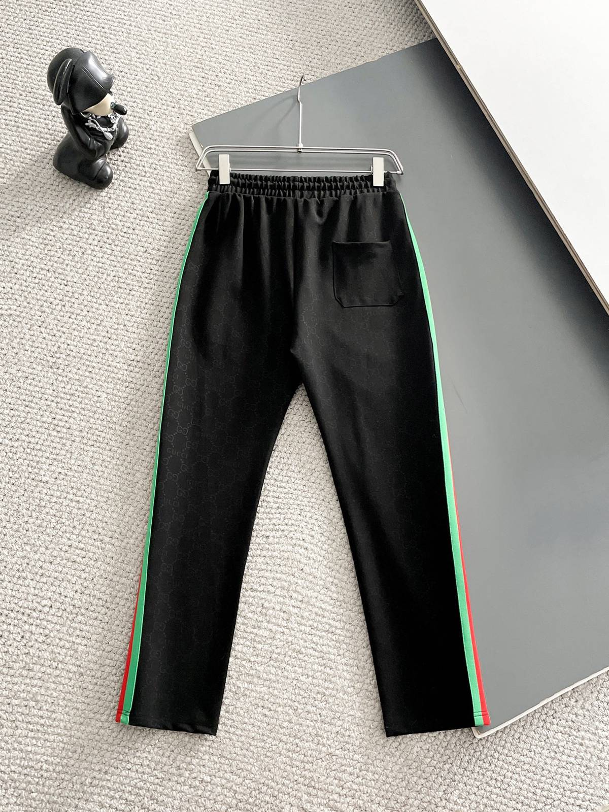 GUCCI グッチ メンズ セットアップ ジップアップパーカー ロゴワッペン サイドライン スポーツウェア 秋冬 ブラック - 画像 6
