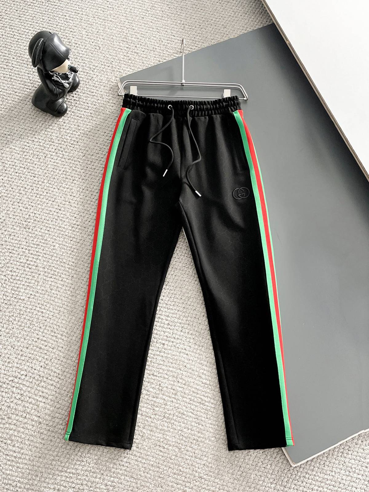 GUCCI グッチ メンズ セットアップ ジップアップパーカー ロゴワッペン サイドライン スポーツウェア 秋冬 ブラック - 画像 7
