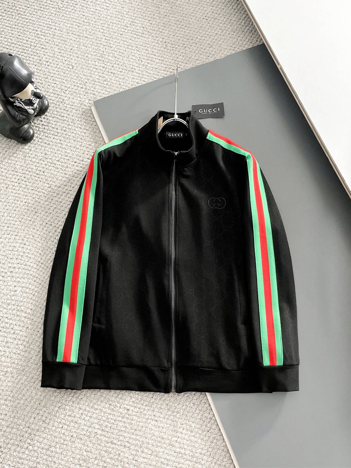 GUCCI グッチ メンズ セットアップ ジップアップパーカー ロゴワッペン サイドライン スポーツウェア 秋冬 ブラック - 画像 9