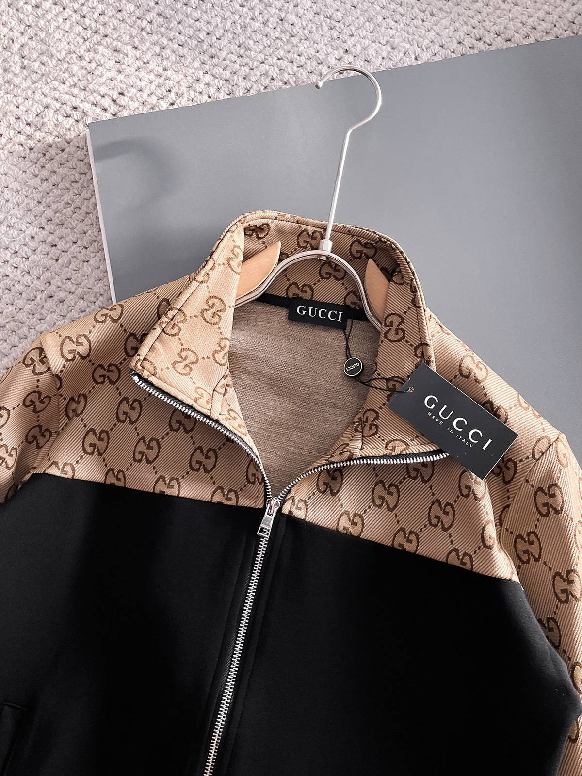 GUCCI グッチ メンズ セットアップ ジップアップパーカー ロゴワッペン サイドライン スポーツウェア 秋冬 ブラック ベージュ - 画像 2