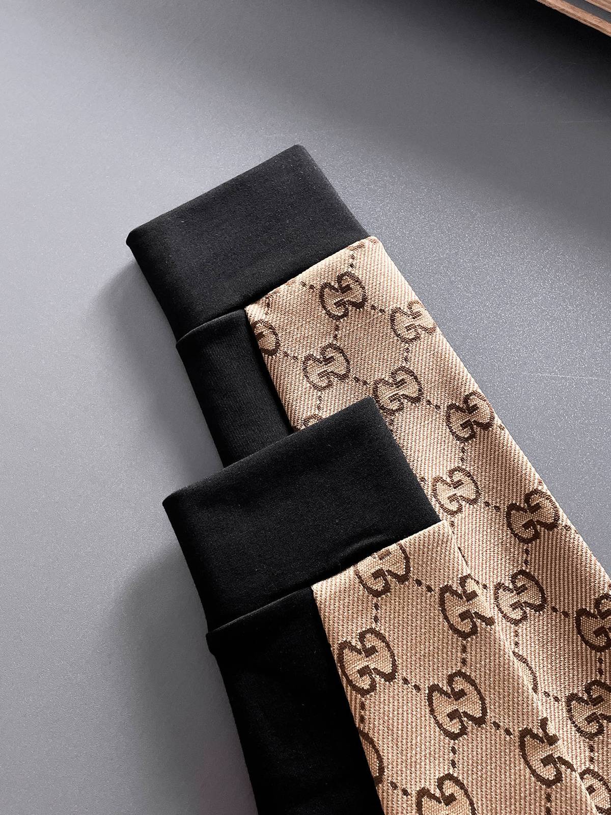 GUCCI グッチ メンズ セットアップ ジップアップパーカー ロゴワッペン サイドライン スポーツウェア 秋冬 ブラック ベージュ - 画像 3