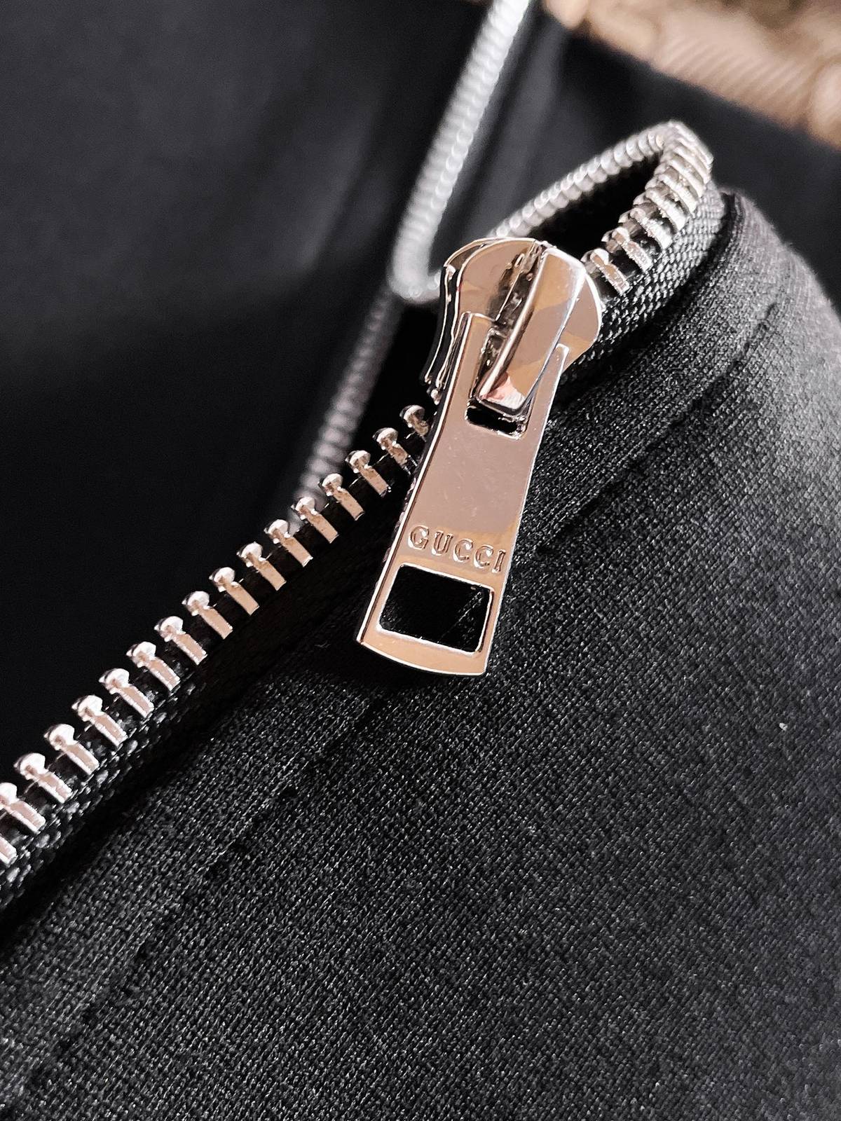 GUCCI グッチ メンズ セットアップ ジップアップパーカー ロゴワッペン サイドライン スポーツウェア 秋冬 ブラック ベージュ - 画像 4