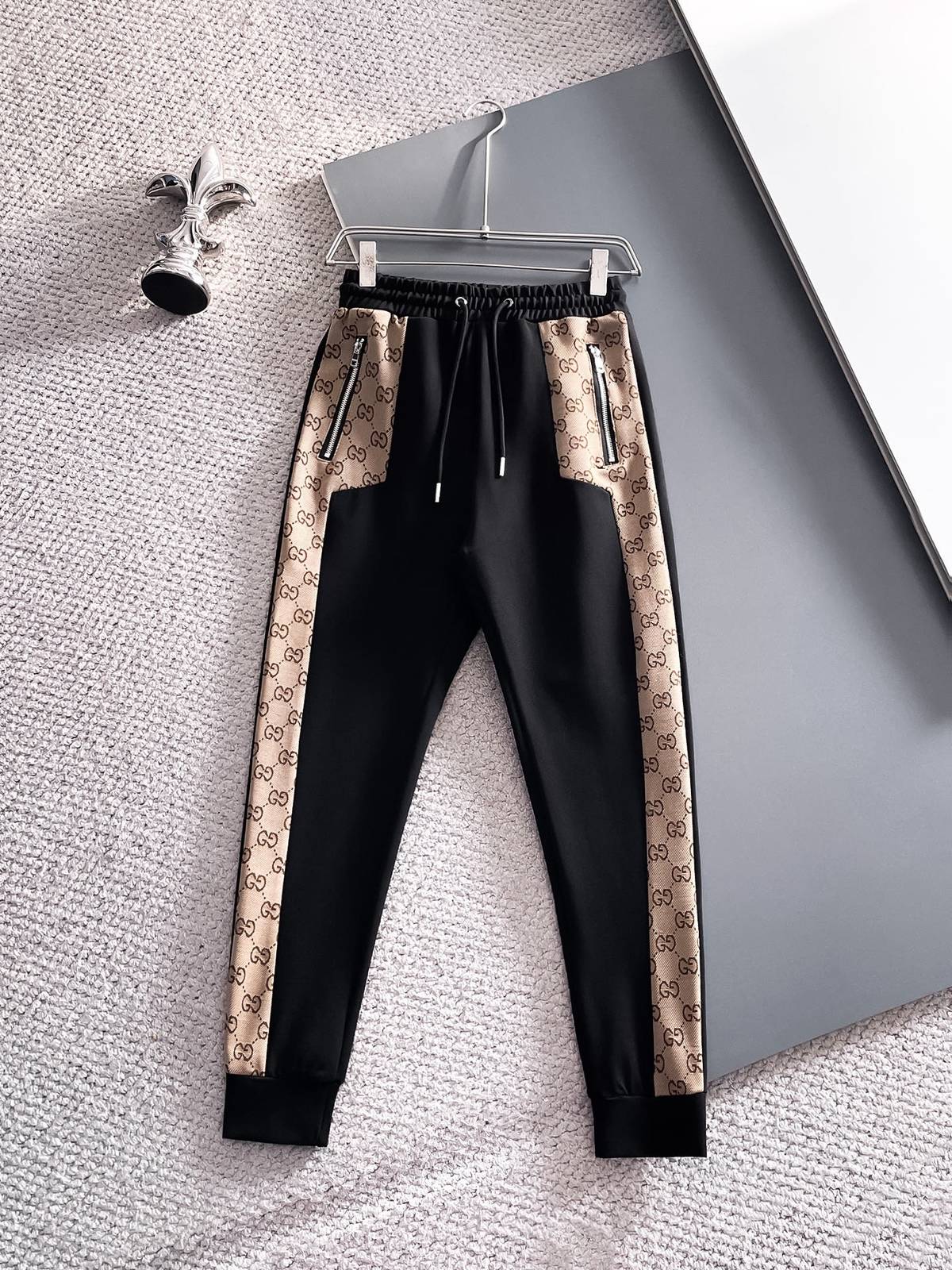 GUCCI グッチ メンズ セットアップ ジップアップパーカー ロゴワッペン サイドライン スポーツウェア 秋冬 ブラック ベージュ - 画像 6