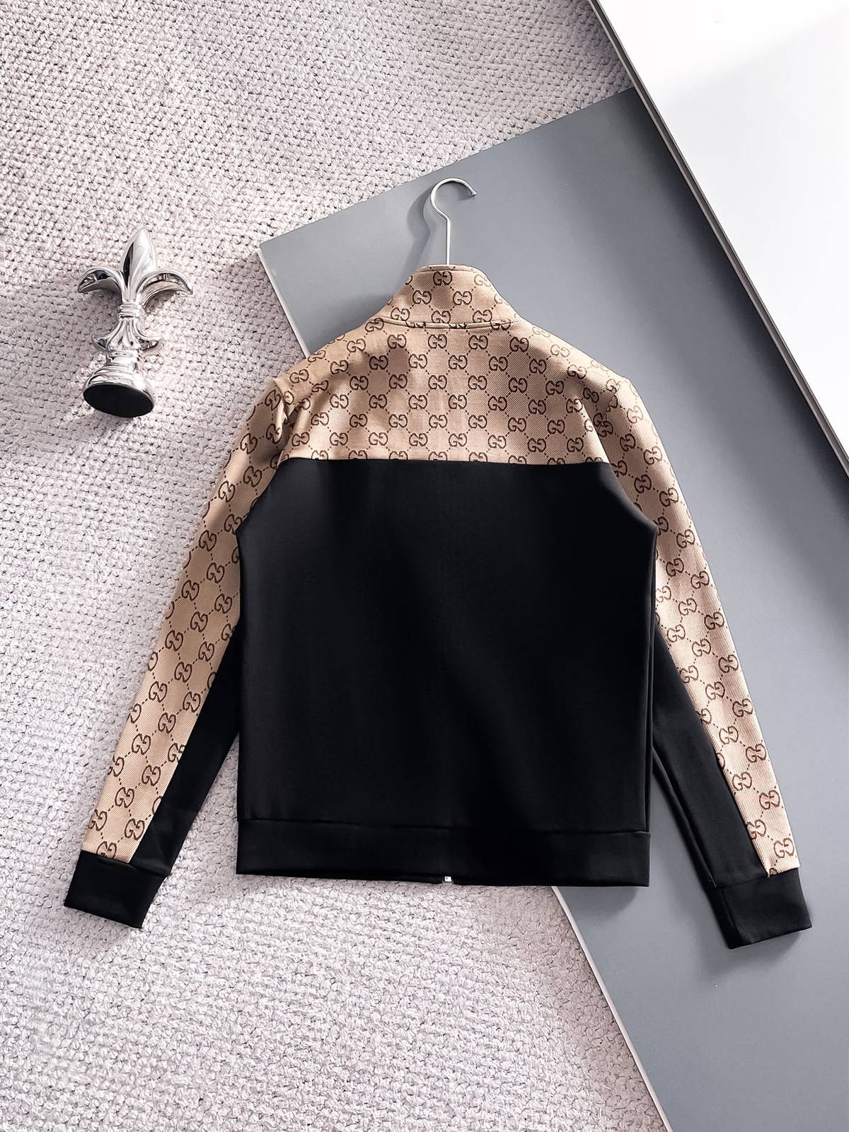 GUCCI グッチ メンズ セットアップ ジップアップパーカー ロゴワッペン サイドライン スポーツウェア 秋冬 ブラック ベージュ - 画像 8