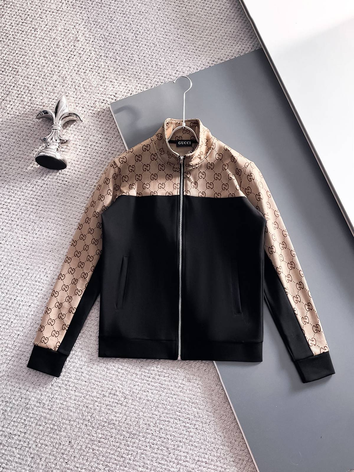 GUCCI グッチ メンズ セットアップ ジップアップパーカー ロゴワッペン サイドライン スポーツウェア 秋冬 ブラック ベージュ - 画像 9