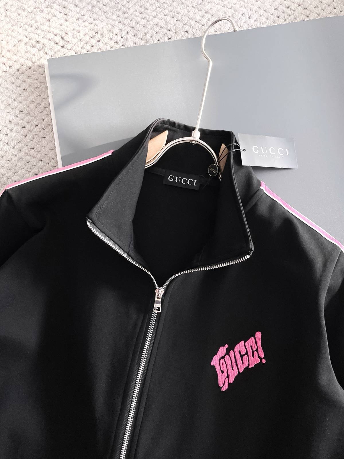 GUCCI グッチ メンズ セットアップ ジップアップパーカー ロゴ刺繍 サイドライン スウェットセットアップ ストリート ブラック ピンク - 画像 7