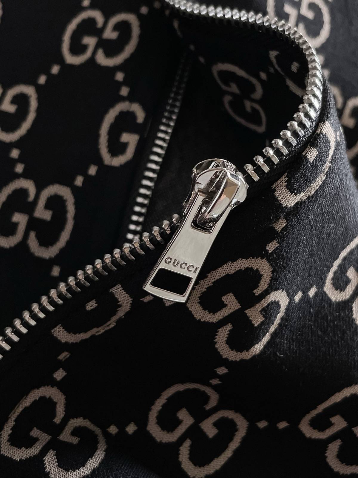 GUCCI グッチ メンズ セットアップ ジップアップパーカー ロゴワッペン サイドライン トレーナーセット ストリート ブラック - 画像 2