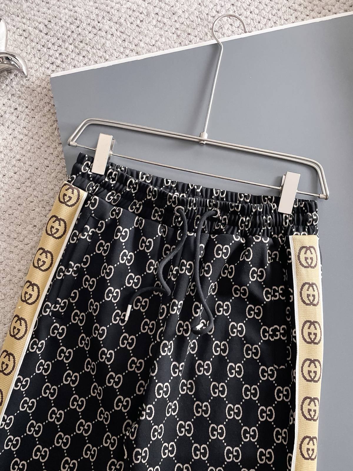 GUCCI グッチ メンズ セットアップ ジップアップパーカー ロゴワッペン サイドライン トレーナーセット ストリート ブラック - 画像 3