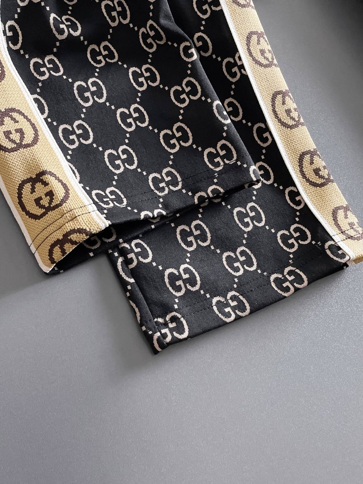 GUCCI グッチ メンズ セットアップ ジップアップパーカー ロゴワッペン サイドライン トレーナーセット ストリート ブラック - 画像 4