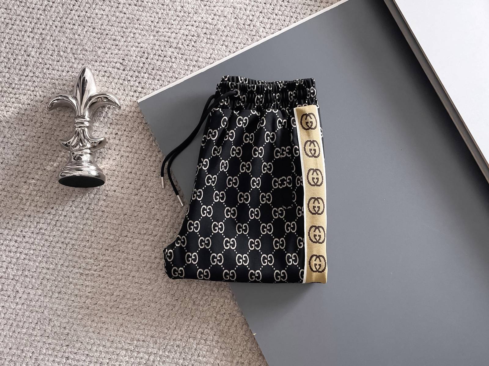 GUCCI グッチ メンズ セットアップ ジップアップパーカー ロゴワッペン サイドライン トレーナーセット ストリート ブラック - 画像 5