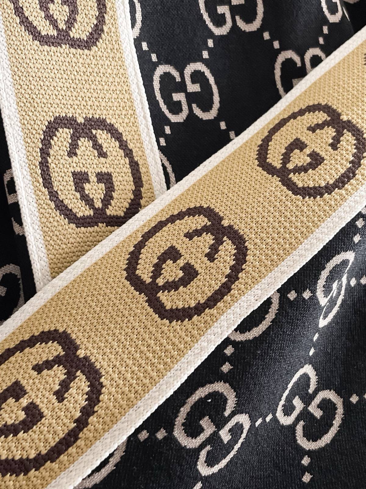 GUCCI グッチ メンズ セットアップ ジップアップパーカー ロゴワッペン サイドライン トレーナーセット ストリート ブラック - 画像 6