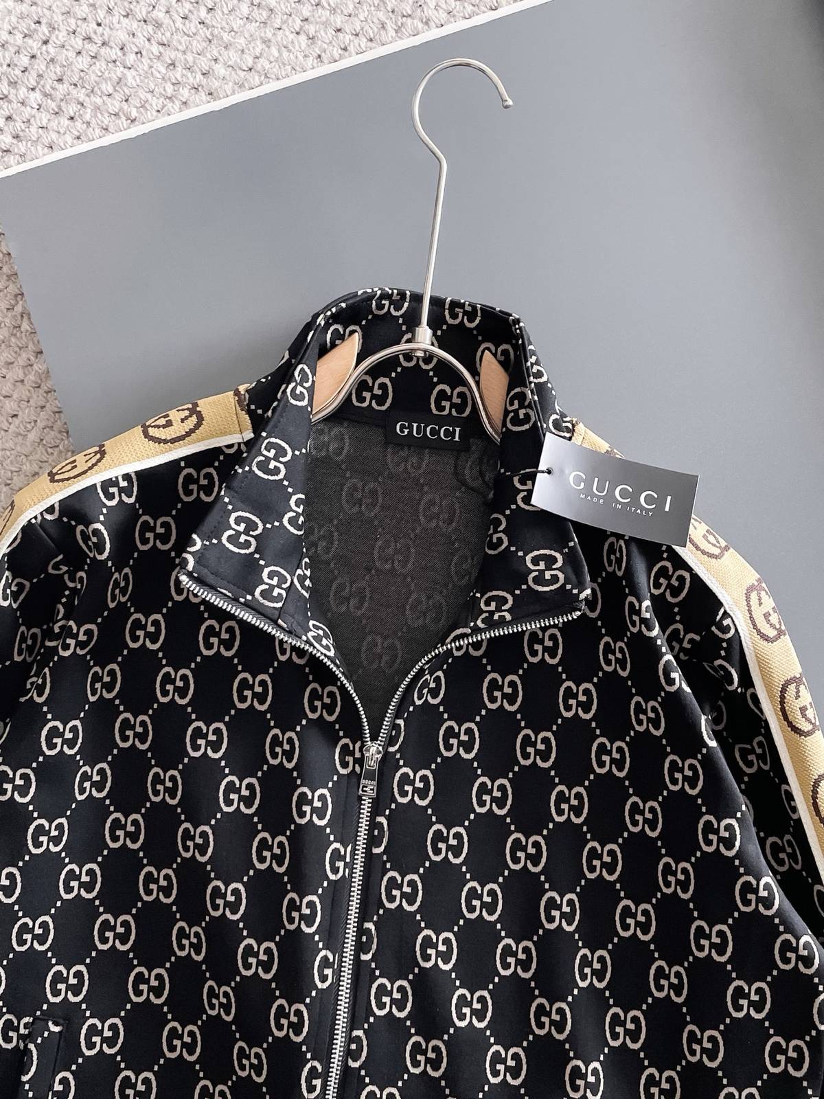 GUCCI グッチ メンズ セットアップ ジップアップパーカー ロゴワッペン サイドライン トレーナーセット ストリート ブラック - 画像 7