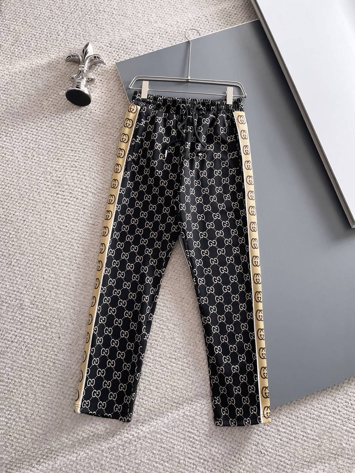 GUCCI グッチ メンズ セットアップ ジップアップパーカー ロゴワッペン サイドライン トレーナーセット ストリート ブラック - 画像 8