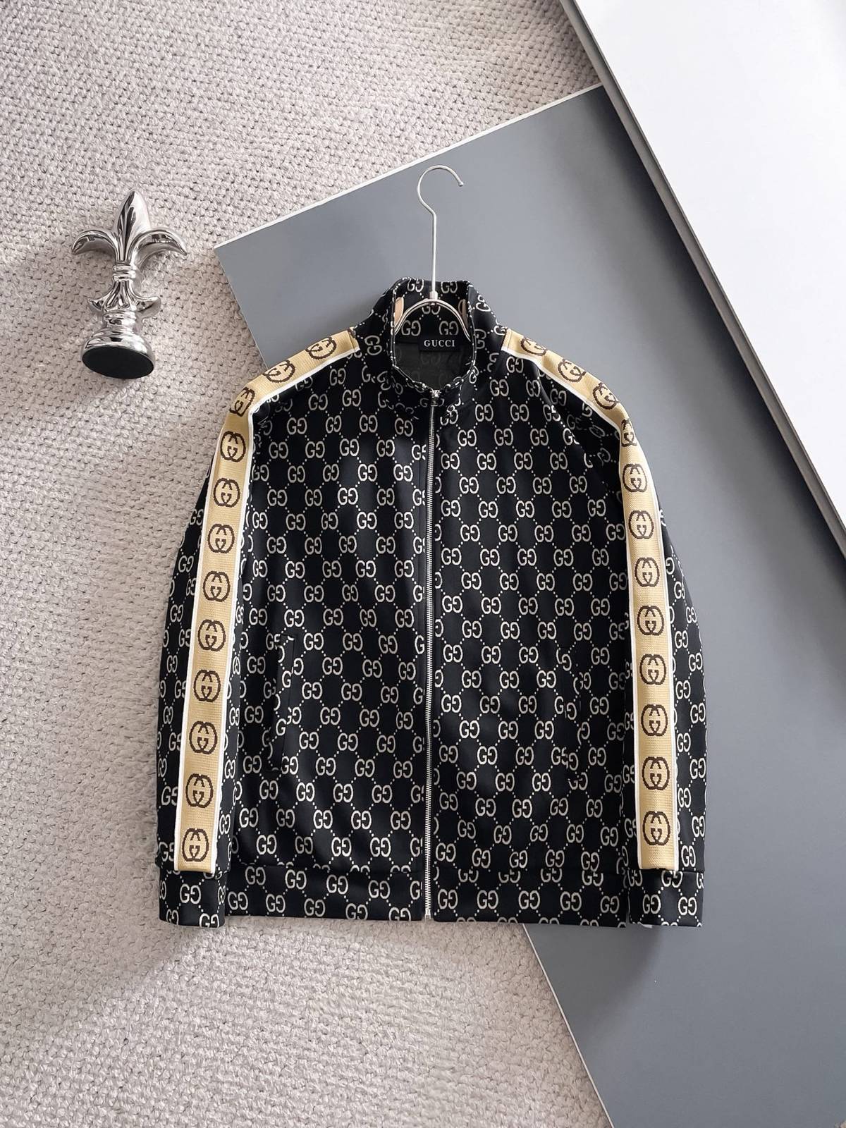 GUCCI グッチ メンズ セットアップ ジップアップパーカー ロゴワッペン サイドライン トレーナーセット ストリート ブラック - 画像 9