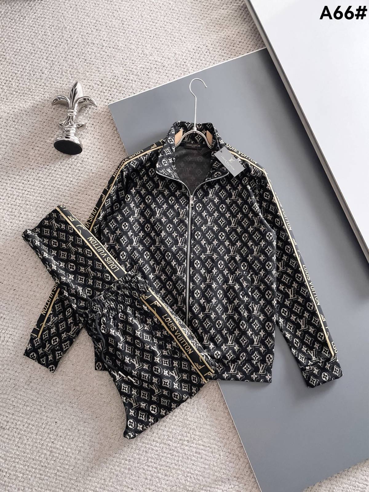 LV ルイヴィトン セットアップ メンズ 上下セット ジップアップパーカー ロゴワッペン ロゴテープ スポーツウェア ブラック ゴールド