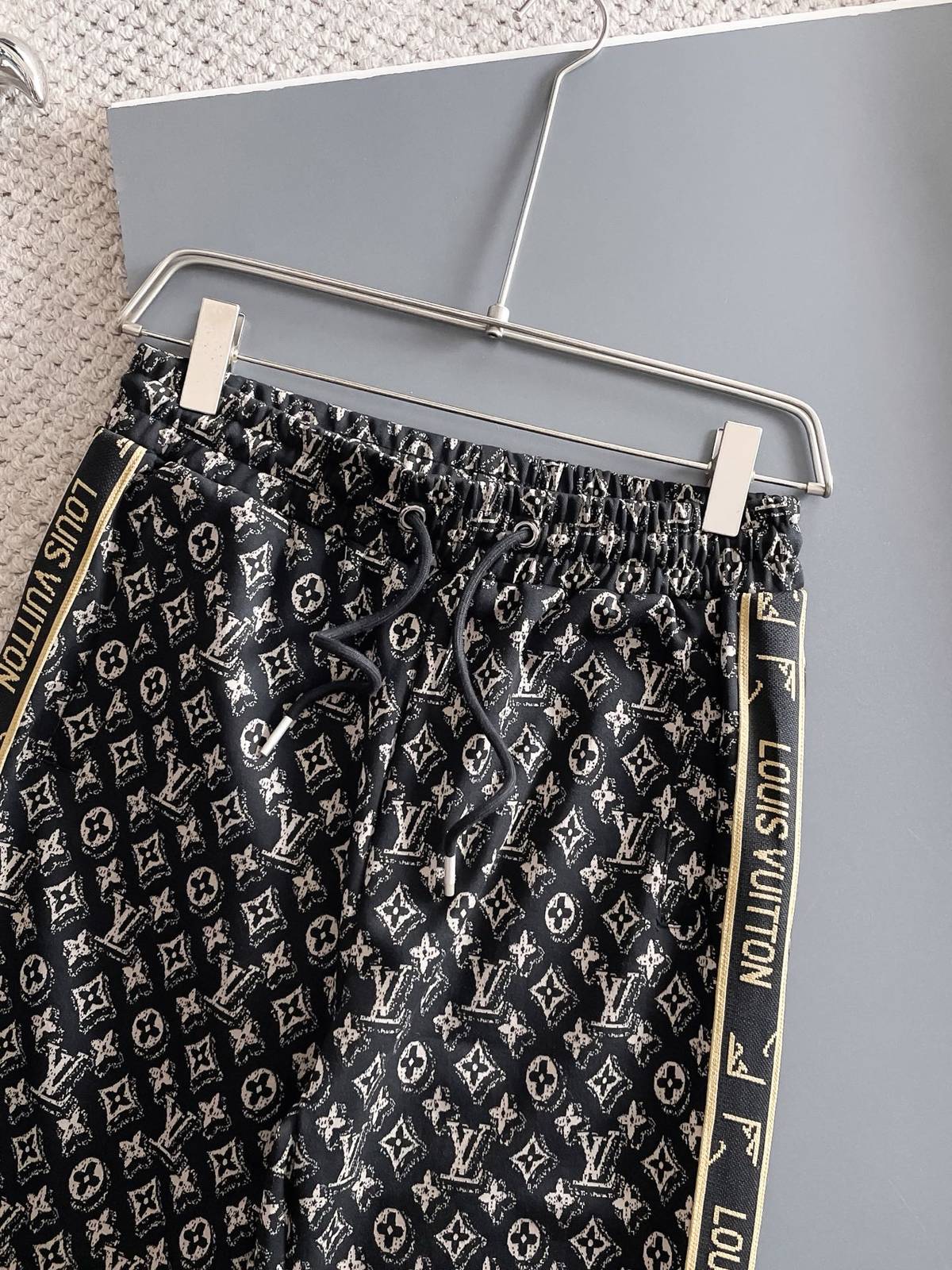 LV ルイヴィトン セットアップ メンズ 上下セット ジップアップパーカー ロゴワッペン ロゴテープ スポーツウェア ブラック ゴールド - 画像 2