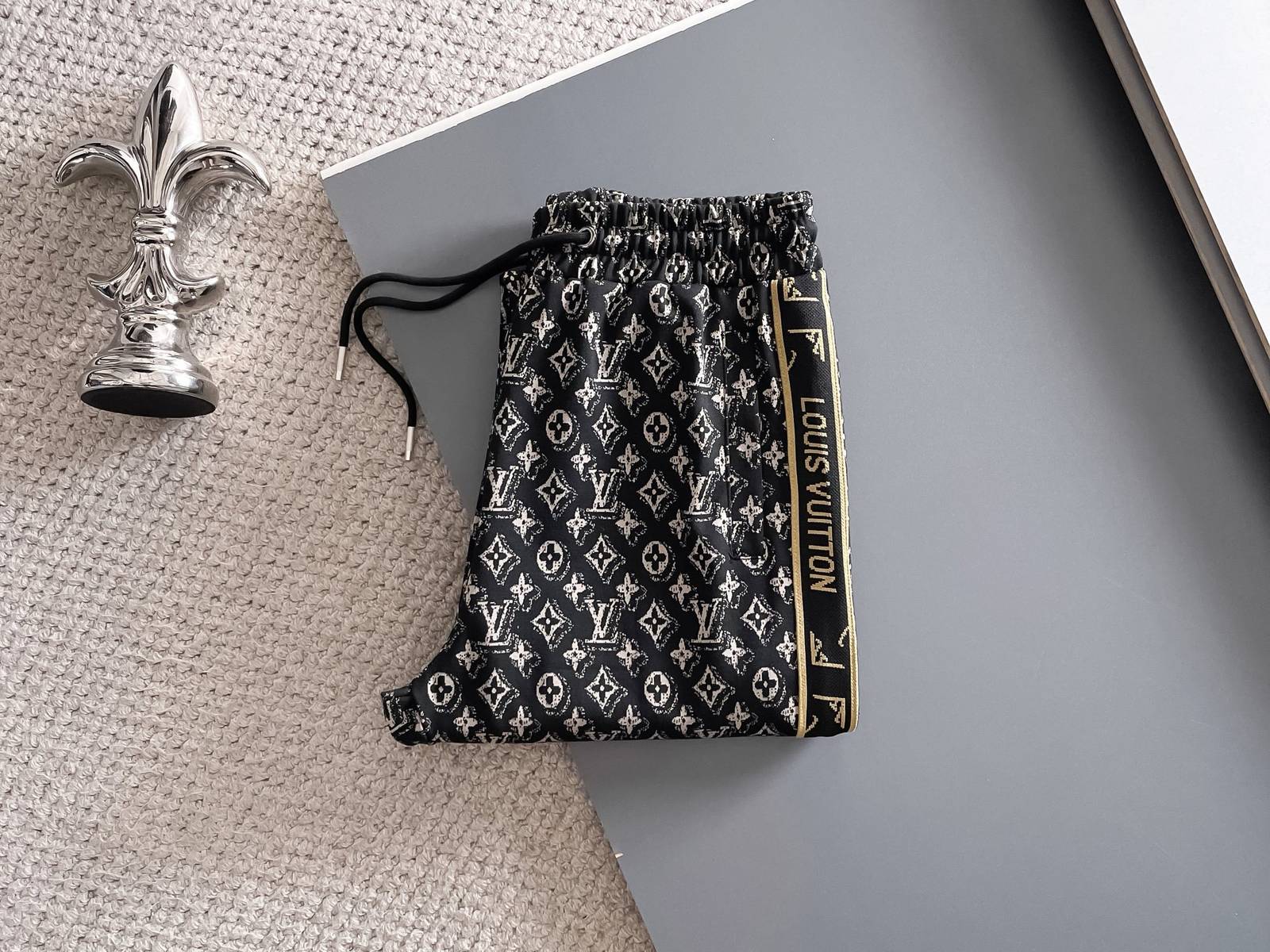 LV ルイヴィトン セットアップ メンズ 上下セット ジップアップパーカー ロゴワッペン ロゴテープ スポーツウェア ブラック ゴールド - 画像 3